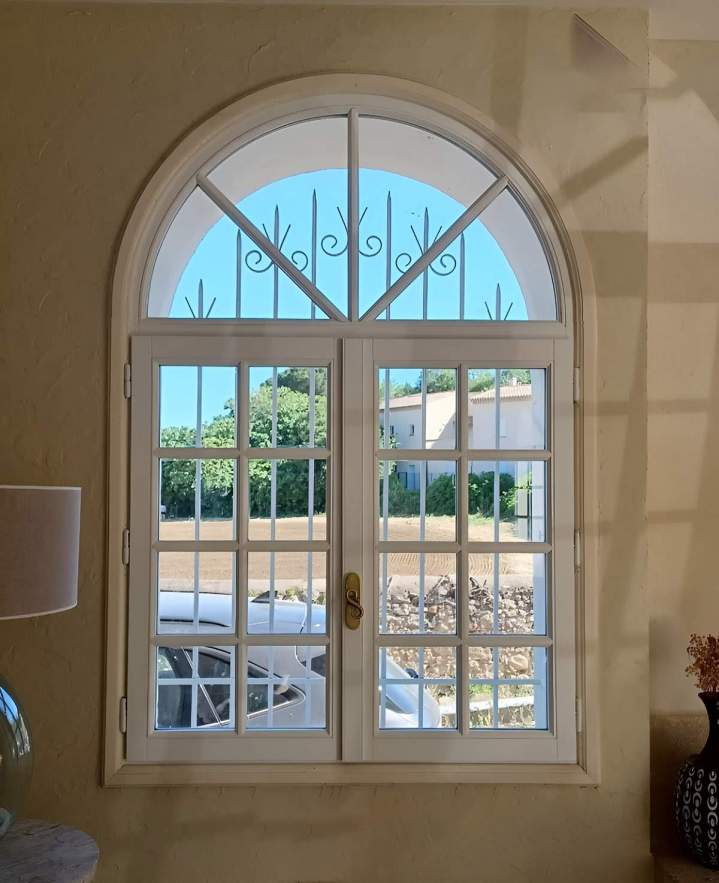 Confiez-nous l'installation de fenêtres en bois, alu et PVC.